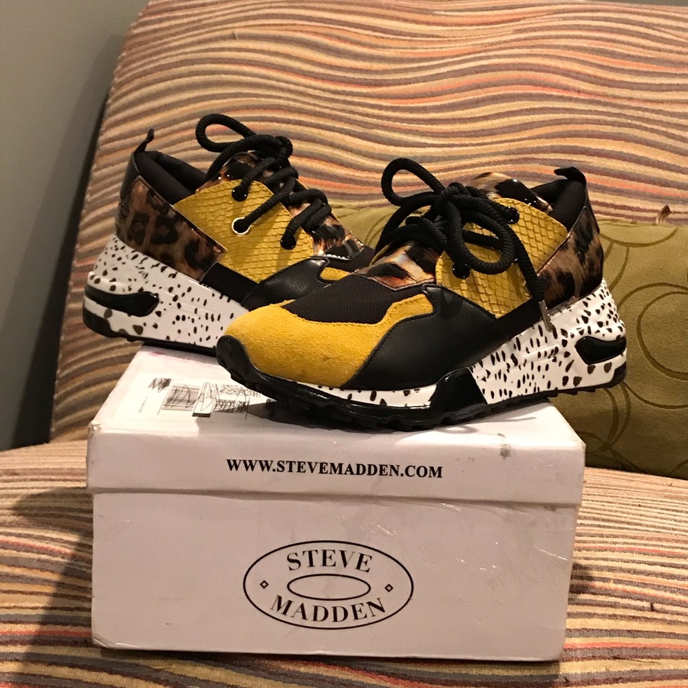 Steve Madden Cliff- new in box!